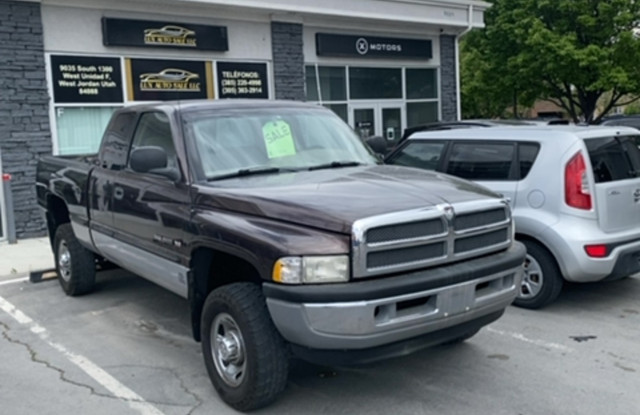 Lux Auto Sales LLC dealership